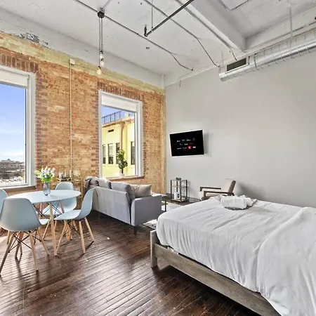 Stunning Downtown Apartment With Pool, Laundry, Parking